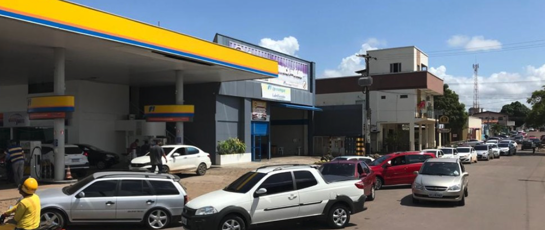 Alta procura por gasolina em Macapá causa filas e demora no atendimento em postos