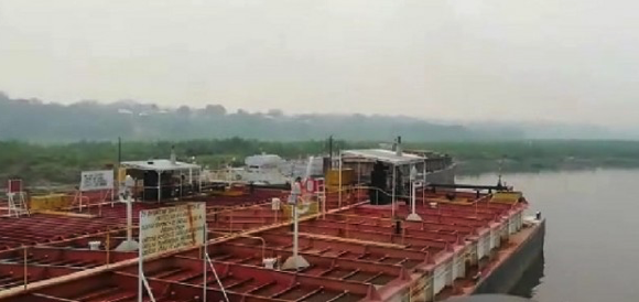 Mesmo controlado, incêndio na Bolívia pode atingir barcaças com combustível