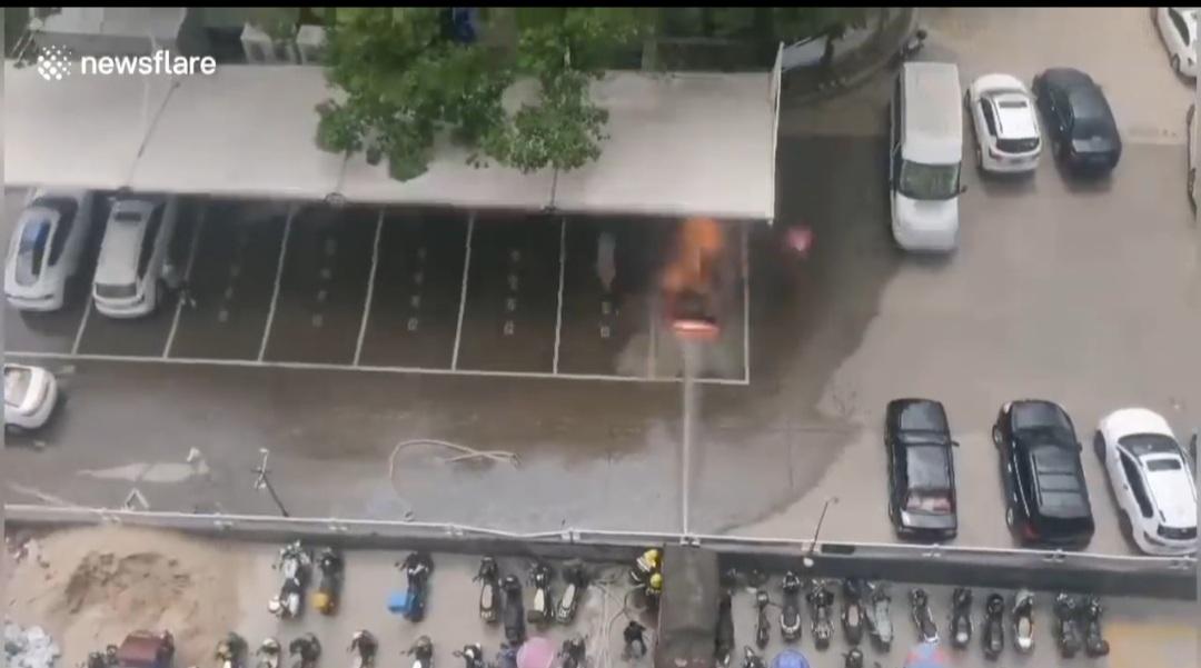 Carro elétrico explode em pleno recarregamento